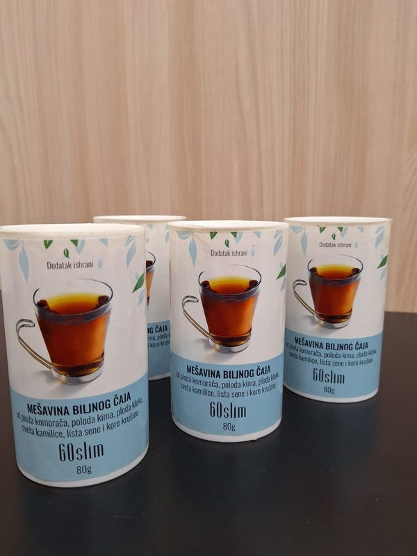 Četiri tube GoSlim biljnog čaja na stolu